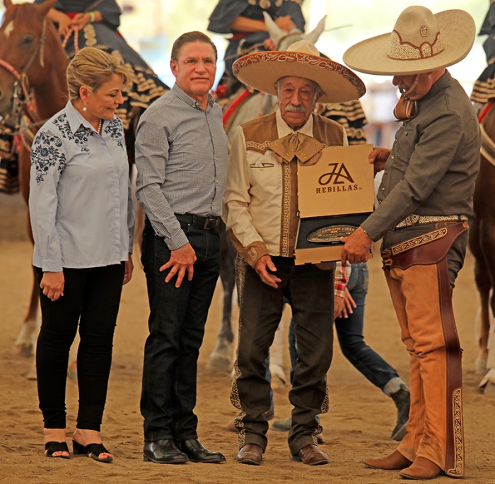 Merecido reconocimiento recibió don Cristóbal Hernández Gurrola, decano de la locución charra en el estado de Durango