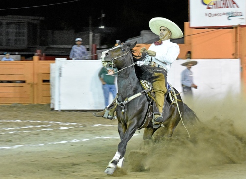 Ricardo González Escobedo ejecutando el movimiento de punta de su cabalgadura en la cala de Rancho El Pitayo