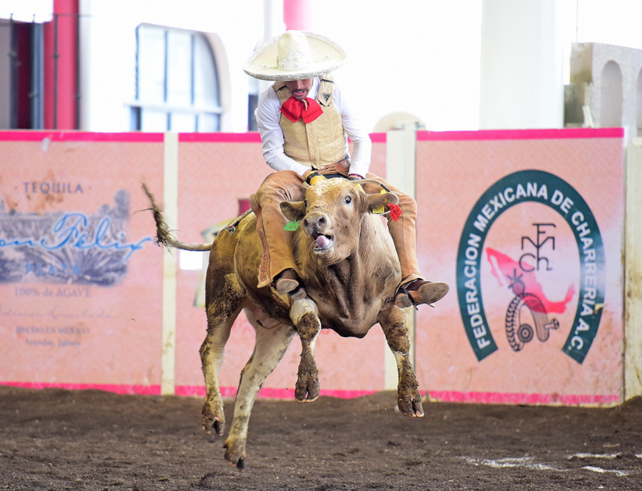 Buena la jineteada de toro de Asunción Sainz por los Tres Potrillos de Jalisco