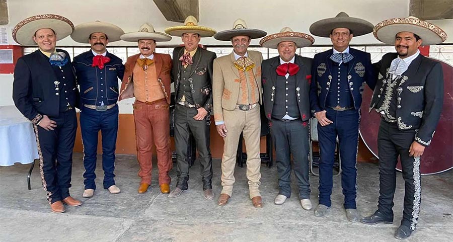 El precandidato Ricardo Zermeño en compañía de diversas personalidades de la charrería mexiquense