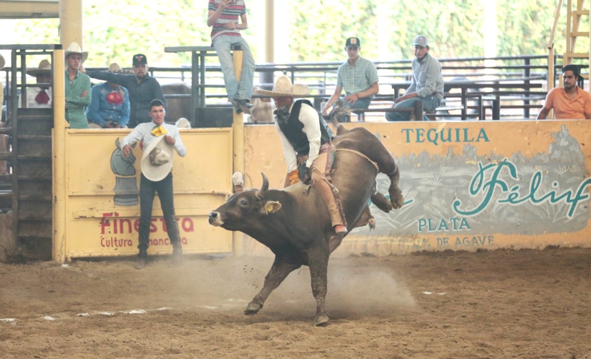 Vistosa jineteada de toro consiguió Luis Antonio Muñoz, en Tlajomulco de Zúñiga