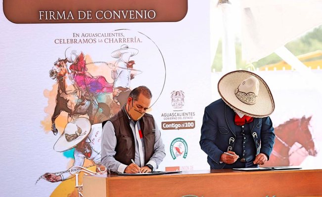 Momento de la firma del convenio entre el Gobernador de Aguascalientes y el Presidente de la Federación Mexicana de Charrería