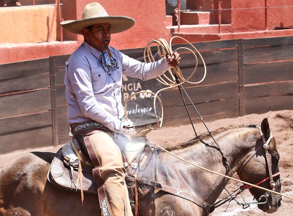 Juan Jiménez brilló al derribar sus tres manganas a caballo, a cuenta de Grupo Xicuco de Hidalgo