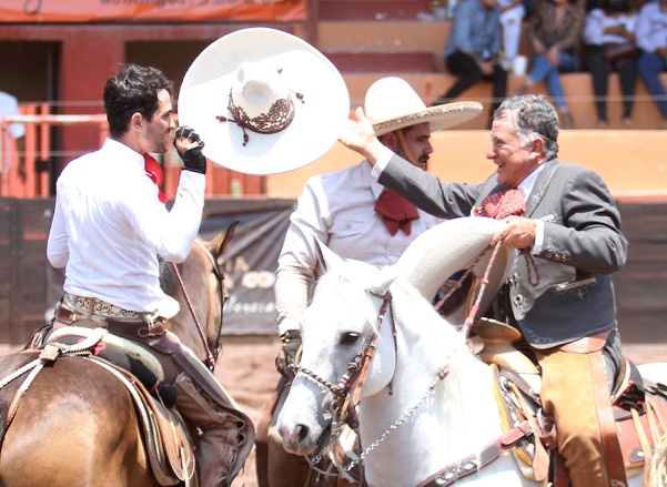 Algarabía de los integrantes de la Cuenca del Papaloapan, felicitando Javier García Kuri a Rodrigo Osorio Llaca tras conseguir este último sus tres manganas a caballo