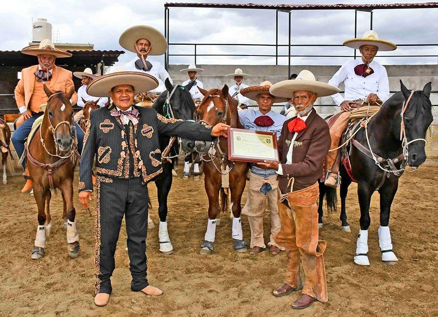 El PUA de Guanajuato, Gerardo Rico, entrega la placa a los legendarios Hermanos Ortega