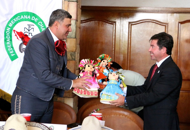 El Presidente de la Federación obsequia muñecas tradicionales queretanas al Secretario de Turismo del Gobierno del Estado de Aguascalientes