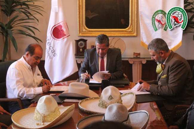 Momento de la firma del cuaderno de compromisos por parte del Gobierno del Estado de Zacatecas y la Federación Mexicana de Charrería