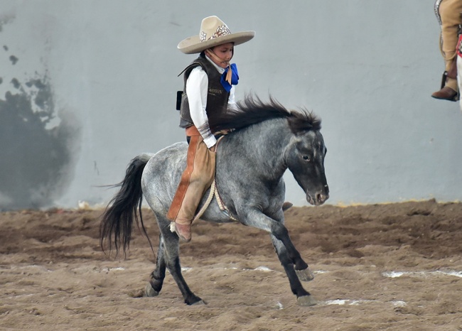 Buena la jineteada de yegua que realizó Eduardo Leonel Velázquez González, de Rancho La Lagunita
